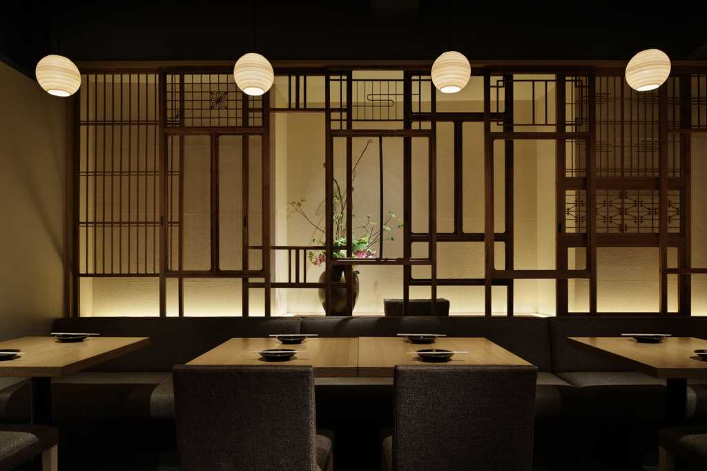 Сайт японского ресторана. Интерьер ресторана «Моондзун»Япония. Ресторан в японском стиле интерьер. Традиционный японский интерьер. Традиционный японский ресторан.
