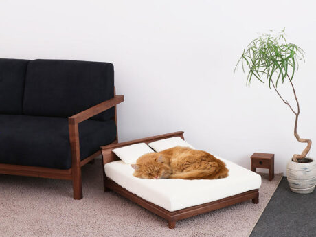 立野木材工芸の新製品「猫ベッド・ソファ」Ultrasuede®を採用
